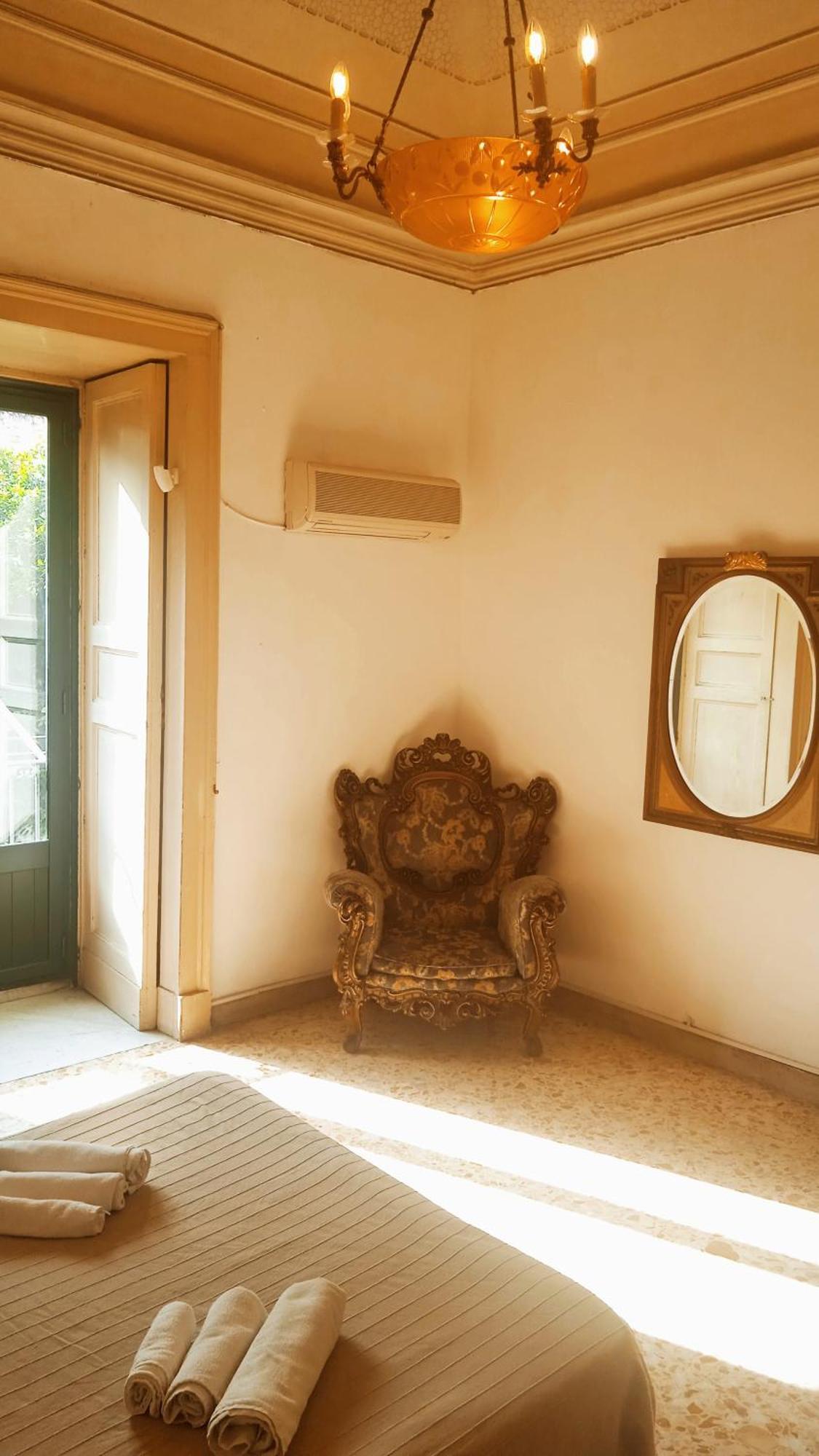 Bed And Books Bed & Breakfast Catania Bagian luar foto