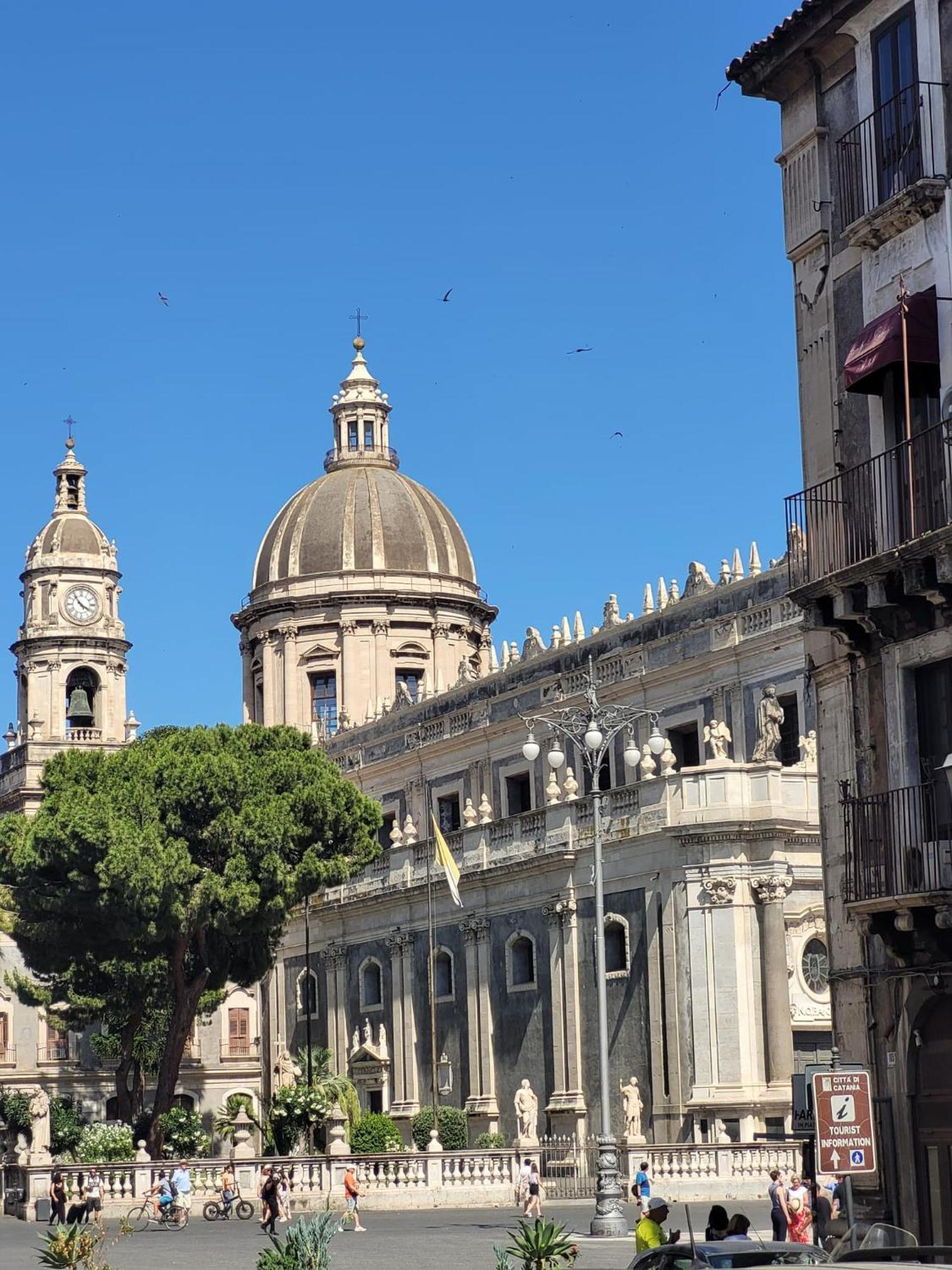 Bed And Books Bed & Breakfast Catania Bagian luar foto