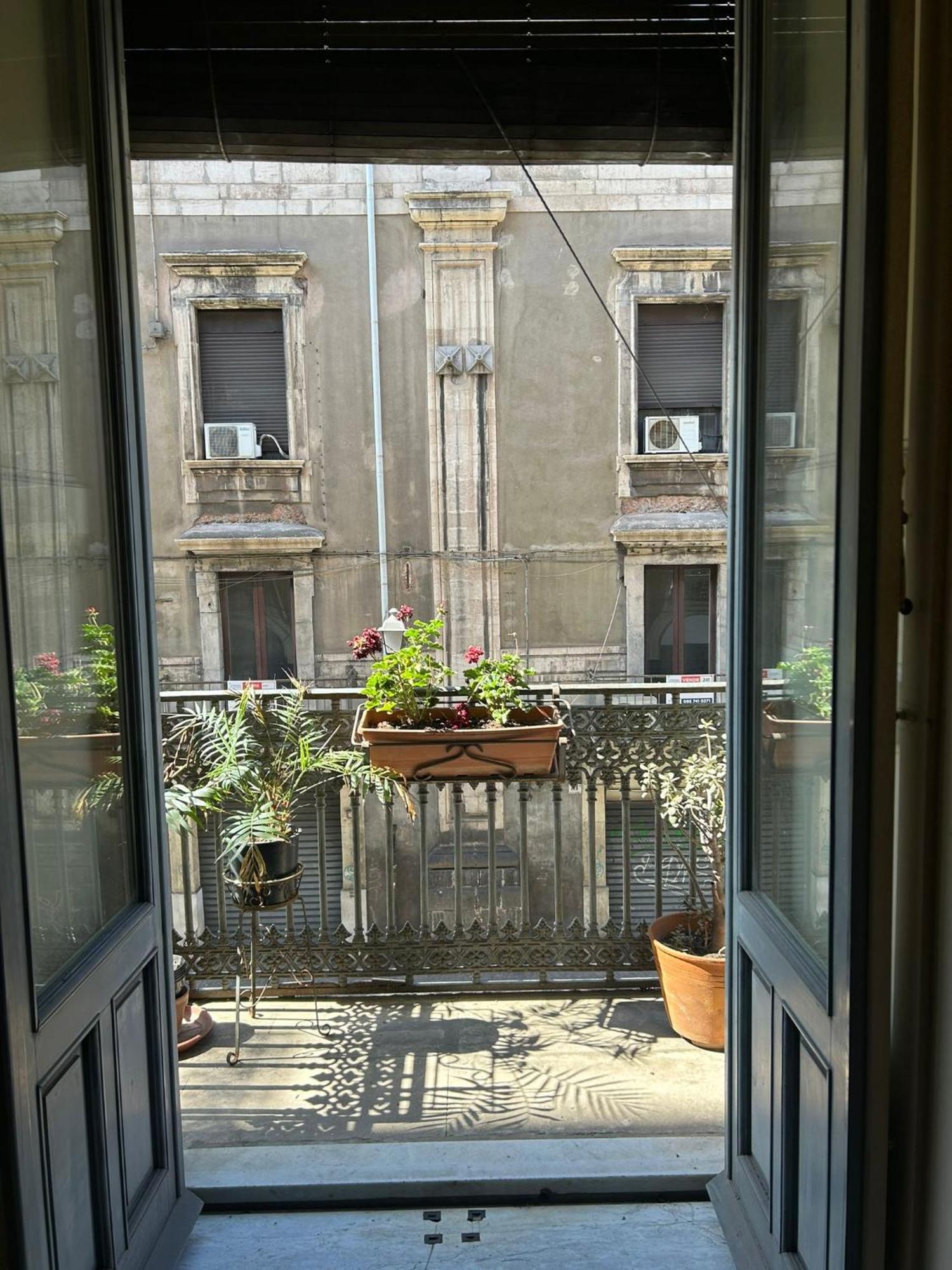 Bed And Books Bed & Breakfast Catania Bagian luar foto