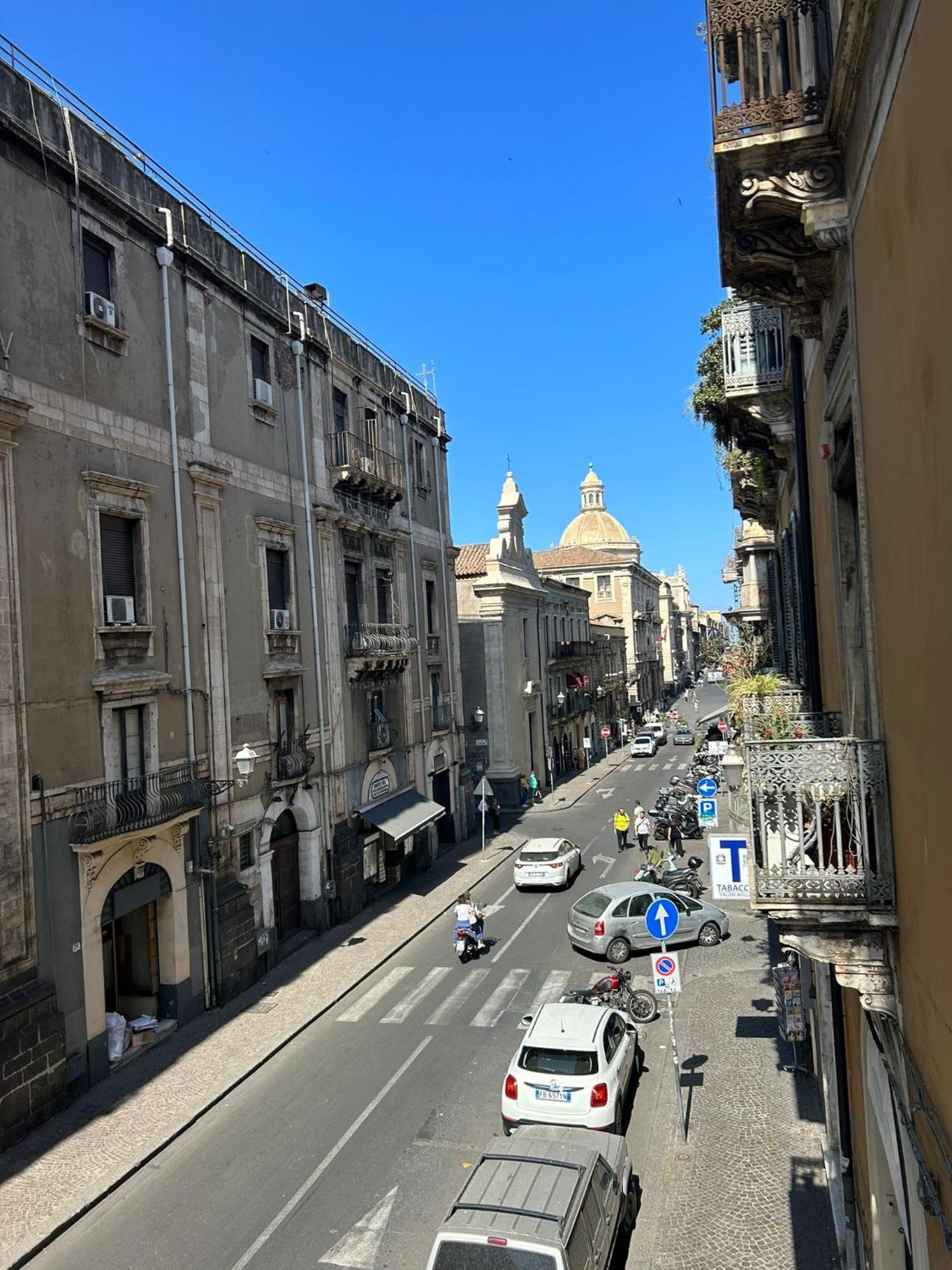 Bed And Books Bed & Breakfast Catania Bagian luar foto