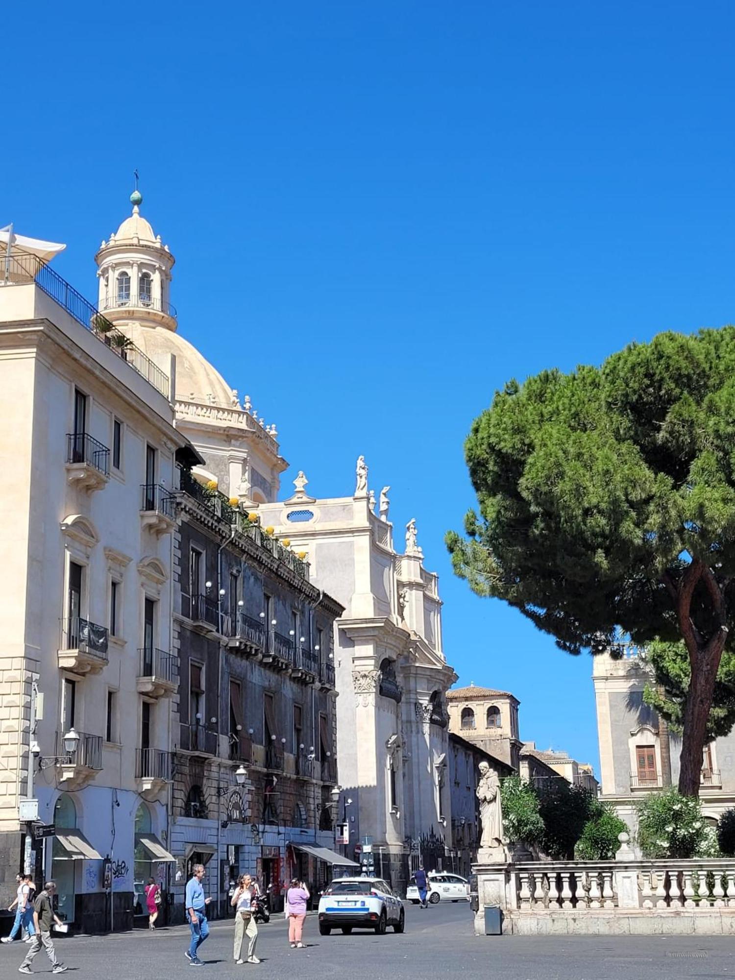 Bed And Books Bed & Breakfast Catania Bagian luar foto
