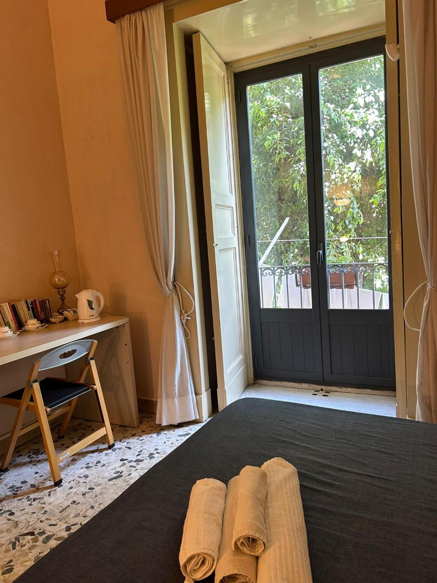 Bed And Books Bed & Breakfast Catania Bagian luar foto