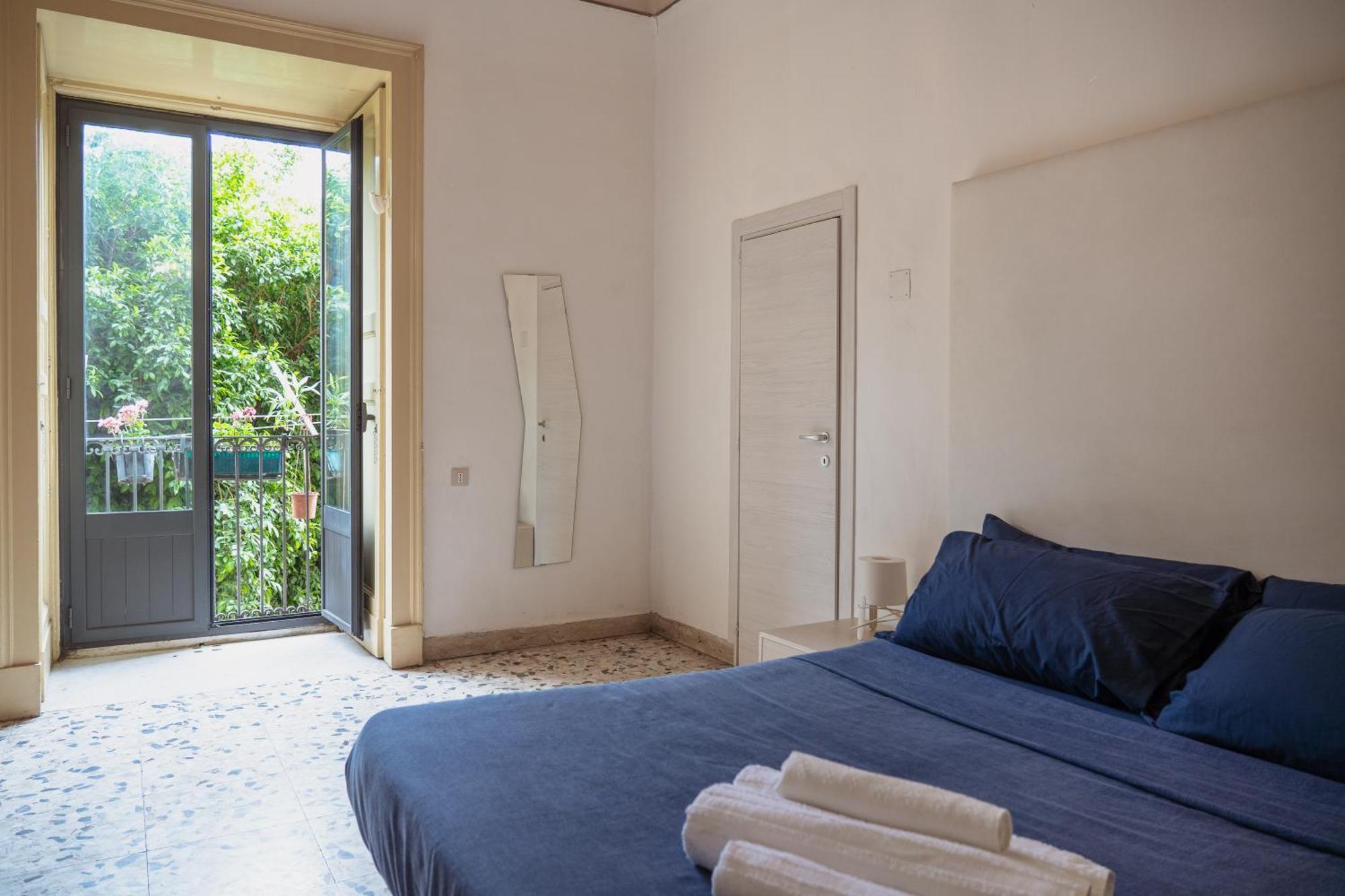 Bed And Books Bed & Breakfast Catania Bagian luar foto