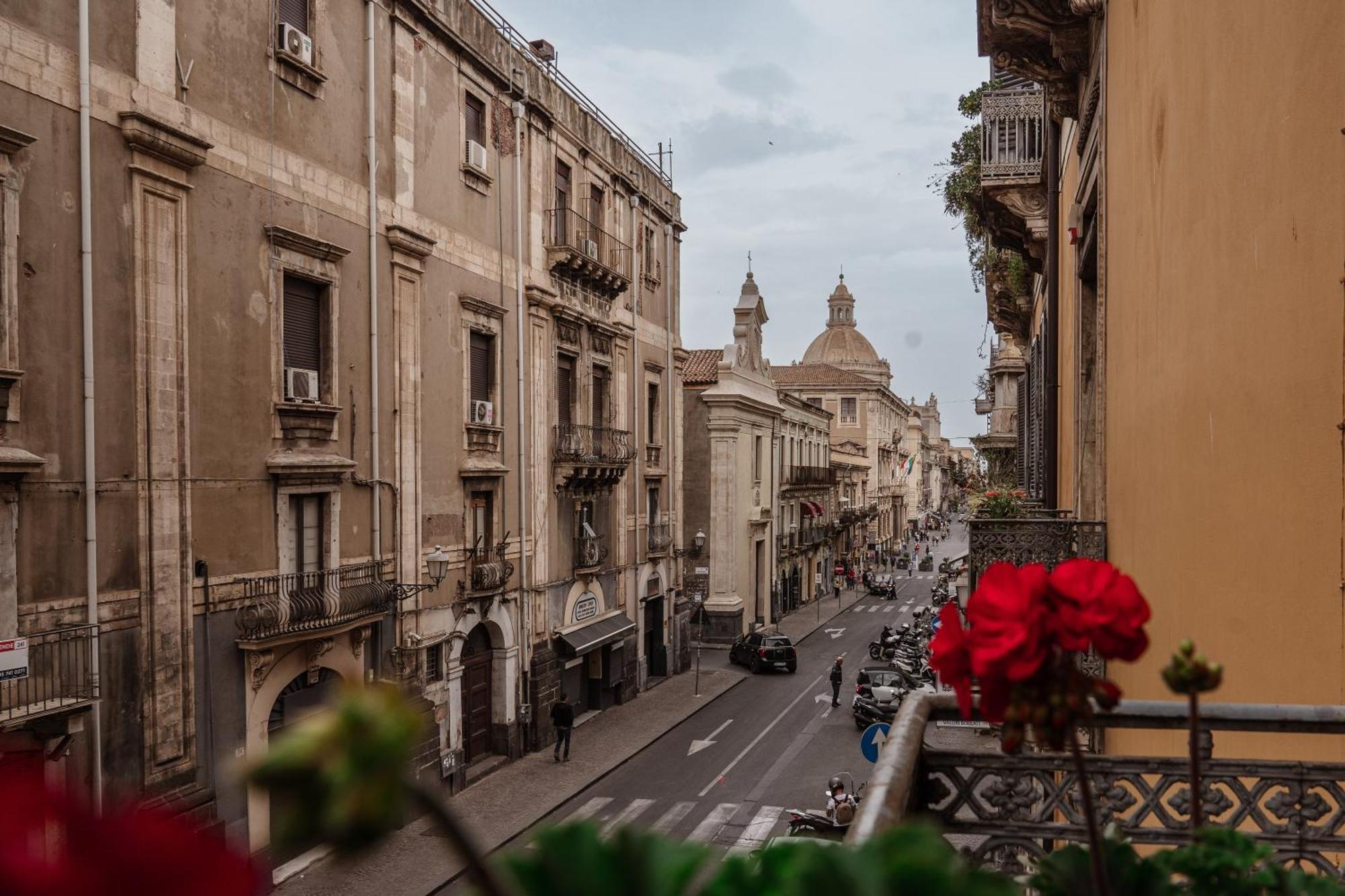 Bed And Books Bed & Breakfast Catania Bagian luar foto